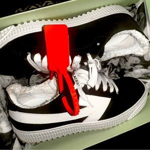 Off White brand authentic Womens sneakers with box